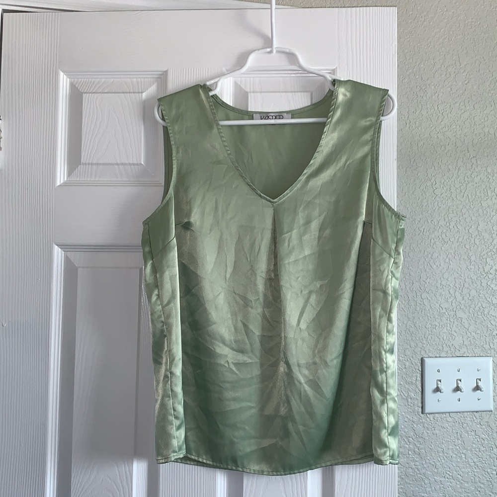 Kasper light green satin finish V-neck sleevesless blouse size L